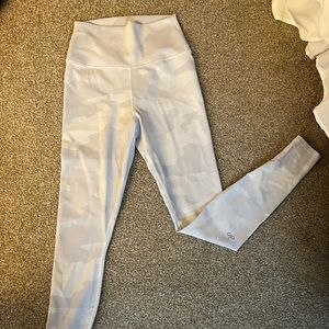 Alo yoga white camo leggings
